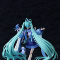満天の星空の下で歌う「初音ミク」が綺麗！イラストレーター・Tiv氏が描いた「マジミラ2025」メインビジュアルを立体化