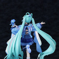 満天の星空の下で歌う「初音ミク」が綺麗！イラストレーター・Tiv氏が描いた「マジミラ2025」メインビジュアルを立体化