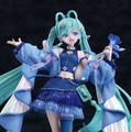 満天の星空の下で歌う「初音ミク」が綺麗！イラストレーター・Tiv氏が描いた「マジミラ2025」メインビジュアルを立体化