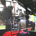 ステージ上にはレールドリーに乗った3Dカメラも設置され、ダイナミックな3Dライブ映像を迫力の大画面で楽しむことができる ステージ上にはレールドリーに乗った3Dカメラも設置され、ダイナミックな3Dライブ映像を迫力の大画面で楽しむことができる