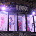 コスプレイヤーがズラリと並ぶ『勝利の女神：NIKKE』“リアル10連ガチャ”今年もTGSで出展