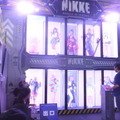 コスプレイヤーがズラリと並ぶ『勝利の女神：NIKKE』“リアル10連ガチャ”今年もTGSで出展