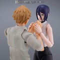 劇場版「チェンソーマン レゼ篇」より「レゼ」「ボム」がそれぞれ可動フィギュア化―頬を染めた可愛い姿と激しいアクションどちらも再現可能