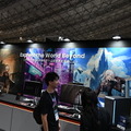 東京ゲームショウ 2025のBenQブースはゲームアートスタイルを鮮明に映し出す最新ゲーミングモニターが主役！猫麦とろろさんのスタイリッシュなパネルもお出迎え【TGS2025】