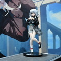 東京ゲームショウ 2025のBenQブースはゲームアートスタイルを鮮明に映し出す最新ゲーミングモニターが主役！猫麦とろろさんのスタイリッシュなパネルもお出迎え【TGS2025】