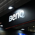 東京ゲームショウ 2025のBenQブースはゲームアートスタイルを鮮明に映し出す最新ゲーミングモニターが主役！猫麦とろろさんのスタイリッシュなパネルもお出迎え【TGS2025】