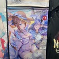 どこを見ても目を奪われる…！『アトリエ』シリーズ『DOAXVV』『NIKKE』の妖艶タペストリーなど―魅力的な物販ブースレポ【TGS2025】