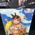 どこを見ても目を奪われる…！『アトリエ』シリーズ『DOAXVV』『NIKKE』の妖艶タペストリーなど―魅力的な物販ブースレポ【TGS2025】