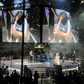 「CAPCOM CUP11」優勝直後、しゃがみ込む翔選手を励ますBlaz選手