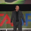 古巣の壇上に上がるピーター・ムーア氏