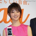 新端末を持つ剛力彩芽さん