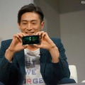 スマートフォンで映画を楽しむ伊勢谷さん