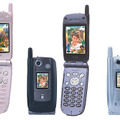 NEC製携帯電話「N505iS」（2003年発表）。二つ折携帯電話全盛時代にはシェア20％を誇っていたが、最近は10％前後に低迷していた