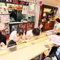 「魔人らーめん」を販売中の原宿「麺家 韓辛」はこんなカンジ―『東京魔人學園剣風帖』