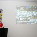 イベント第二部の“めぐると巡る！メイプルストーリー”では、大勢のプレイやーを石井めぐるさんが先導しました。操作を誤って崖から落ちると、何十人のプレイヤーも続いて落ちる場面も