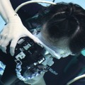 「水中ニーソ」の古賀学がゲームCMを撮影！箕星太朗デザインのキャラが水中に漂う