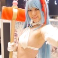 【レポート】「コミケ89」企業ブースのコスプレイヤー写真を一挙130枚！胸元の空いたコスプレイヤーも