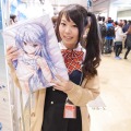 【レポート】「コミケ89」企業ブースのコスプレイヤー写真を一挙130枚！胸元の空いたコスプレイヤーも