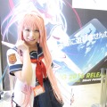 【レポート】「コミケ89」企業ブースのコスプレイヤー写真を一挙130枚！胸元の空いたコスプレイヤーも