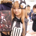 【レポート】「コミケ89」企業ブースのコスプレイヤー写真を一挙130枚！胸元の空いたコスプレイヤーも