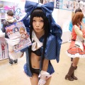 【レポート】「コミケ89」企業ブースのコスプレイヤー写真を一挙130枚！胸元の空いたコスプレイヤーも