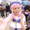 【レポート】「コミケ89」企業ブースのコスプレイヤー写真を一挙130枚！胸元の空いたコスプレイヤーも