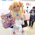 【レポート】「コミケ89」企業ブースのコスプレイヤー写真を一挙130枚！胸元の空いたコスプレイヤーも