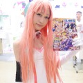 【レポート】「コミケ89」企業ブースのコスプレイヤー写真を一挙130枚！胸元の空いたコスプレイヤーも