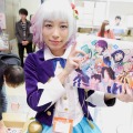 【レポート】「コミケ89」企業ブースのコスプレイヤー写真を一挙130枚！胸元の空いたコスプレイヤーも