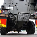 IED（即席爆発装置）や地雷などが炸裂した際の衝撃を左右に逃すため、底部がV字構造になっている。