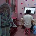 【TGS2016】会場に「無料案内所」が出現！美少女のスカートの中に入り込み、上を見上げるコーナーも