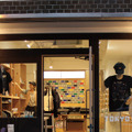 8bitアパレルショップの旗艦店が東京・蔵前に、「パックマンTシャツ」やドット絵風ブローチなどが登場