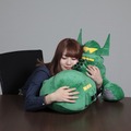 「ひとやすみ戦艦クッション シャア専用ムサイ」6,480円（税込／送料・手数料別途）(C)創通・サンライズ