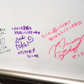 会場の寄せ書きコーナーには声優陣のサインがこっそり