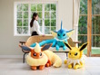 『ポケモン』イーブイとその進化形たちの「等身大ぬいぐるみ」が受注販売！第1弾として「シャワーズ」「サンダース」「ブースター」が予約受付中 画像