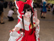 【コスプレ】お札を構え颯爽と妖怪を退治する姿が鮮やか！巫女衣装が似合う“博麗霊夢”の美女レイヤーに注目【写真6枚】 画像