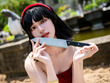 【コスプレ】赤いドレスと包丁を持った美女の狂気！「パーフェクトブルー」霧越未麻に恐ろしいほど見惚れてしまう【写真8枚】 画像