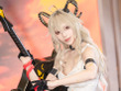 【コスプレ】巨大すぎる剣を携えたクールな微笑みがかっこいい！『鳴潮』ザンニーの公式レイヤーのポージングが本物すぎる【写真9枚】 画像