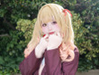 【コスプレ】キラキラの瞳に甘えた表情が可愛い！ミニスカ制服×ニーハイで魅せる振り向き姿もキュートな「星川サラ」に注目【写真9枚】 画像