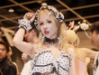 【コスプレ】水玉フリルの夏衣装が似合う！黒ニーハイで美脚を魅せる蠱惑的な美女レイヤーに人気が殺到【写真8枚】 画像