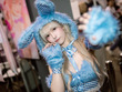 【コスプレ】香港のアイドルがモフモフなへそ出しバニーガールに！金髪美女のウインクにやられてしまう【写真8枚】 画像