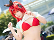 【コスプレ】鮮烈なまでに赤が映える夏衣装！スタイル抜群な『NIKKE』レッドフードの魅惑ボディに目が釘つけ【写真8枚】 画像