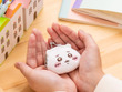「ちいかわ」がま口ポーチが、アミューズメント施設にて再登場！丸い顔を手のひらサイズにしたハチワレ、モモンガら全8種ラインナップ 画像