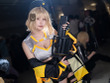 【コスプレ】迫力のボディで銃を手にポーズを決める！ハード＆セクシーな空気感を作り出す『NIKKE』アニスの美女レイヤー【写真8枚】 画像