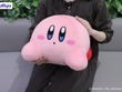 カービィと一緒におうちでゴロゴロ…大きな毛布と約40cmのぬいぐるみがプライズに登場 画像