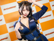 【コスプレ】異次元ボディのミニ丈ポリスに確保されたい！むちむち太ももが魅力的すぎる美女レイヤーに注目【写真9枚】 画像