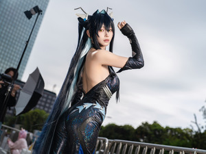【コスプレ】背中で魅せる『NIKKE』から人気アニメ、VTuberがまざった「ニコニコ超会議2025」美女レイヤー10選【写真45枚】 画像