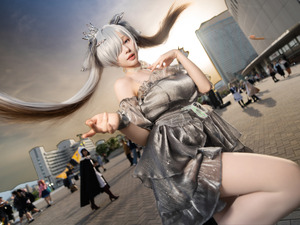 【コスプレ】白い肌が夕日に映えて幻想的な美しさ！人気コスプレイヤーが魅せる『NIKKE』シンデレラ【写真9枚】 画像