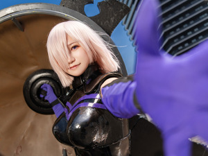 【コスプレ】『FGO』マシュが重厚感のあるアーマーと盾装備で降臨！迫力満点のポージングで魅せまくる【写真7枚】 画像