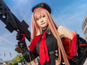 【コスプレ】アーミー×ニーハイの絶対領域を展開！キリリとした表情がかっこいい美脚レイヤーによる『NIKKE』ラピ【写真7枚】 画像
